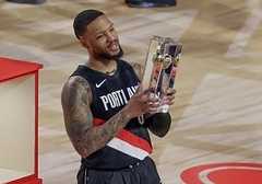 Damian Lillard, con el trofeo de campeón del concurso de triples.