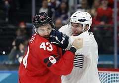Tom Wilson y Pierre Crinon, durante la pelea