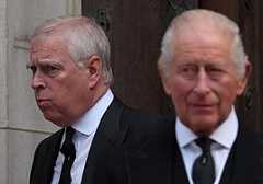 El expríncipe Andrés y su hermano, el rey Carlos III.