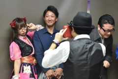 地下アイドルと記念撮影をするファン＝2015年2月3日