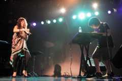 東京・恵比寿の「リキッドルーム」であったヤノカミのライブ。矢野顕子（左）とレイ・ハラカミ＝2007年8月