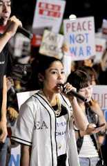 国会前で「戦争反対」を叫ぶ福田和香子さんらSEALDsのメンバーたち。「何を言ってもいいはずの民主主義の国で、何も言おうとしないのは絶対いや」=2015年7月10日