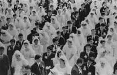 韓国・ソウルのオリンピックスタジアムで行われた統一教会主催の国際合同結婚式。世界各国から2万組4万人が参加した=1992年8月25日