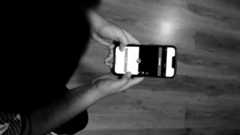 Una chica consulta su teléfono móvil.