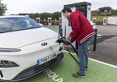 La mitad de las ayudas concedidas en 2025 para comprar un eléctrico sigue sin pagarse