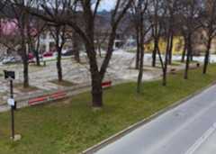 Čistenie cesty a parkovísk na námestí (1. - 2.4.2025)