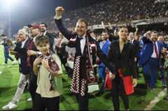 il presidente Iervolino con la famiglia festeggia in campo