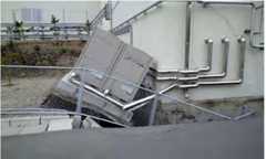 傾いた空調機屋外ユニット