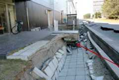 建物玄関前の陥没