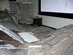 筆者が説明のため立っていた辺り(脱出の際に石こうボードを割った)