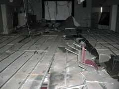 椅子を使って、落ちた天井の石こうボードを割って通路を確保し、脱出した