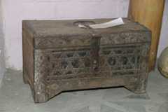 Old_box_in_Samarkand.JPG