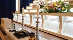 〈“ボッタクリ葬儀”が多発〉「40万円のはずが170万円に!?」ドライアイスなし、供え物は使い回し、死化粧は手抜き…悪質業者のえげつない手口