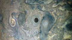 木星の「深淵」 雲の底に口を開けた“黒い渦”