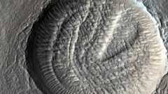 火星のクレーターに浮かぶ芸術的な幾何学模様 それを描いたのは何か?