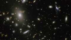 重力レンズが描いたスペースインベーダー? 銀河団「Abell 68」の奥に潜む遠方銀河