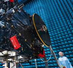 Una persona en un laboratorio de investigación espacial