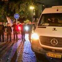 Security forces pay their respects as a convoy carrying the body of a hostage arrives at the Abu Kabir Forensic Institute in Tel Aviv, November 25, 2025. (Avshalom Sassoni/Flash90)