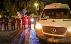 Security forces pay their respects as a convoy carrying the body of a hostage arrives at the Abu Kabir Forensic Institute in Tel Aviv, November 25, 2025. (Avshalom Sassoni/Flash90)