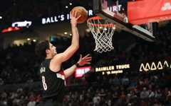 Portland Trail Blazers forward Deni Avdija drives to the basket against the New York Knicks during an NBA basketball game, Sunday, Jan. 11, 2026, in Portland, Ore. (AP Photo/Amanda Loman)