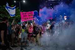 Israelis protest calling for the release of hostages in Gaza outside the Defense Ministry Headquarters in Tel Aviv, September 7, 2024. (Erik Marmor/Flash90)