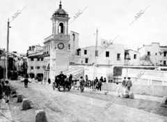 La subida del Altozano al puente de Triana a principios de siglo