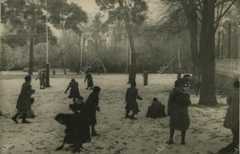 Los niños juegan con la nieve, en la que fue la primera nevada de ese año