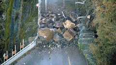 愛岐道路で道路脇の崖が崩落、岩石などが道ふさぎ通行止めに 岐阜県多治見市