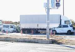 浜松市の国道1号で9台絡む事故　7人搬送、信号待ちの列にトラック追突か