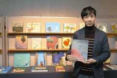 多様な文化の美しい絵本見て　静岡文化芸大で世界55カ国の100冊展示