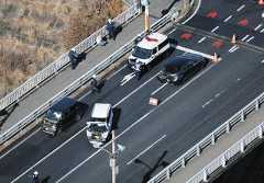 岐阜市の忠節橋北詰交差点で車6台が絡む事故　複数人を病院に搬送