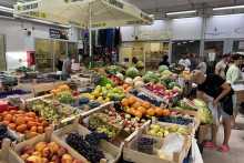 &lt;p&gt;Poskupilo voće i povrće na zelenim pijacama&lt;/p&gt;