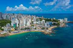 Praia no litoral do Brasil.