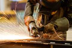 Os trabalhadores necessitam dos meios de produção para fabricar as mercadorias