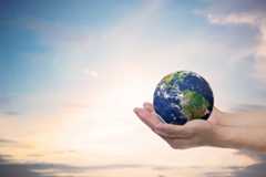 A ação antrópica no meio ambiente gera impactos positivos e negativos.