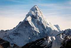 O Everest, com cerca de 8.848 metros, é um dos picos mais elevados do planeta e é formado a partir de dobramentos modernos