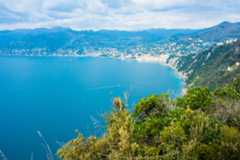 Áreas situadas ao nível do mar (baixas altitudes) apresentam uma pressão atmosférica maior