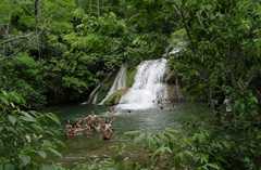 Diversão em cachoeira
