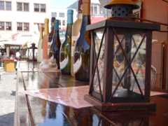 Verkaufsstand mit Weinflaschen