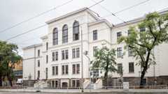 Gebäudeansicht Goethe-Gymnasium. Helles dreistöckiges Gebäude mit Straßenbäumen davor. Gebäudeansicht Goethe-Gymnasium, Haus 1 und 2