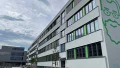 Gebäude in weißer Farbe mit grünen Mustern