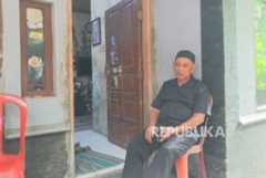Kakek Alvaro Kiano Nugroho, Tugimin (71), memberikan keterangan di rumah duka, Bintaro, Pesanggrahan, Jakarta Selatan, Senin (24/11/2025). 