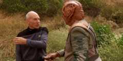 Picard and a Tamarian Captain trying to communicate in Star Trek: The Next Generation