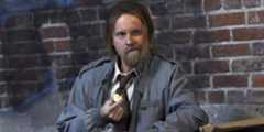 Rickety Cricket standing outside in an alley in It's Always Sunny