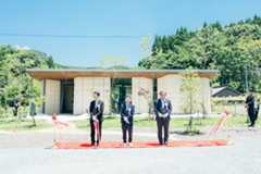 山鹿市鹿央町にある同社敷地内に建てられた「model B」。その完成式典の様子（写真撮影／中川千代美）