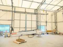 建築現場で使われるものと同じプリンターによる3Dプリントの様子。実際の家づくりの際も、デジタル設計データに基づいて製造現場で直接壁をプリントし組み立てる「オンサイト型」の方法を採る（写真撮影／中川千代美）