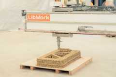 職人の腕に左右されず、短い工期で品質の再現度が高い家づくりが可能になる。さらに、人の手では難しい曲面や一体型家具などの造形も可能（写真撮影／中川千代美）