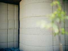 土壁には淡路島産の土を使用している。淡いクリーム色は土の色がそのまま現れたものだ。将来的にはその地域に合った土の活用、さらには建設残土問題への貢献も構想しているという（写真撮影／中川千代美）