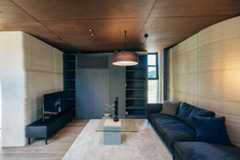 土壁のカーブが光るリビング。木との調和が心地よい（写真撮影／中川千代美）