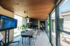 ダイニング・キッチン。天井は板張り、床は粘土などの天然素材を配合したソイルペイント、木枠のサッシ、そして壁は土壁と、自然のさまざまな質感を楽しめるデザイン。「model B」では、あえて自然の色を感じられるようなアースカラーに統一 （写真撮影／中川千代美）